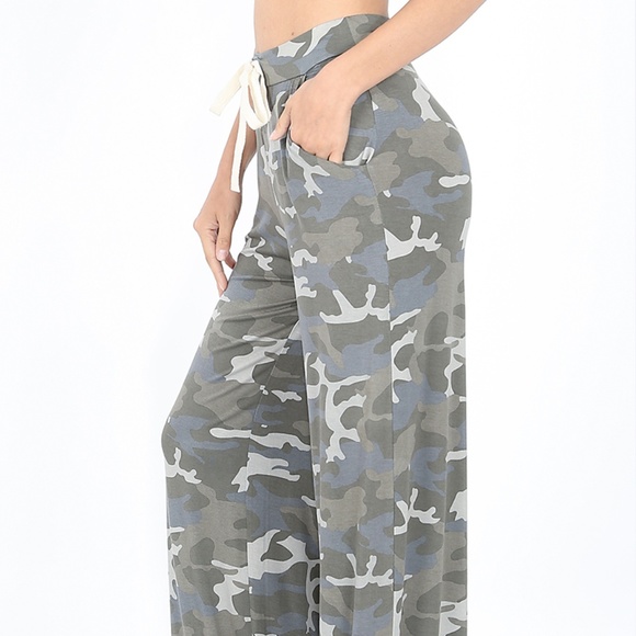 Flowy camouflage lounge pants with side pockets. - Picture 2 of 3